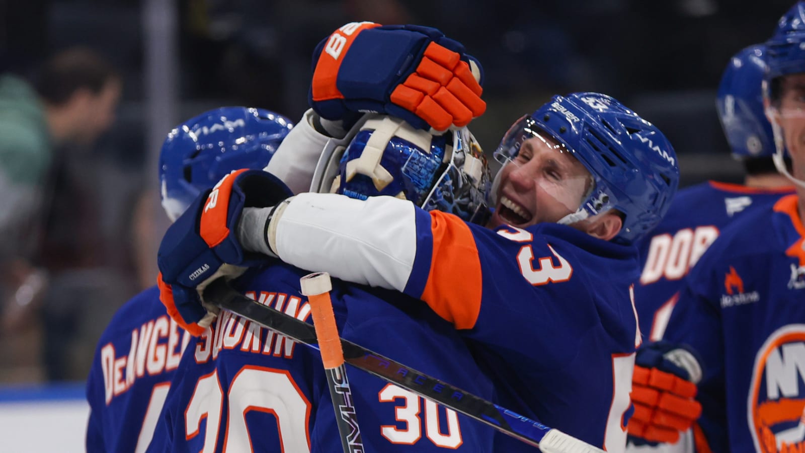 Watch: Islanders goalie credited with first career goal