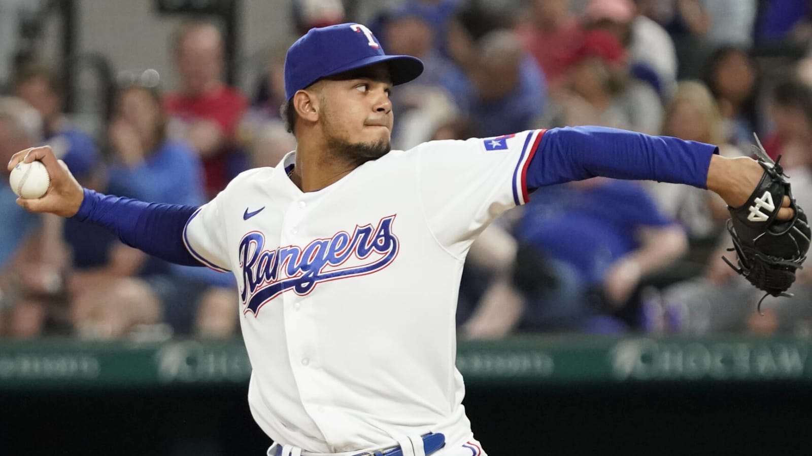 Royals acquire righty Albert Abreu from Rangers