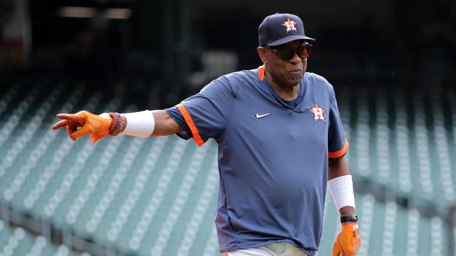 Dusty Baker stays on as Astros manager