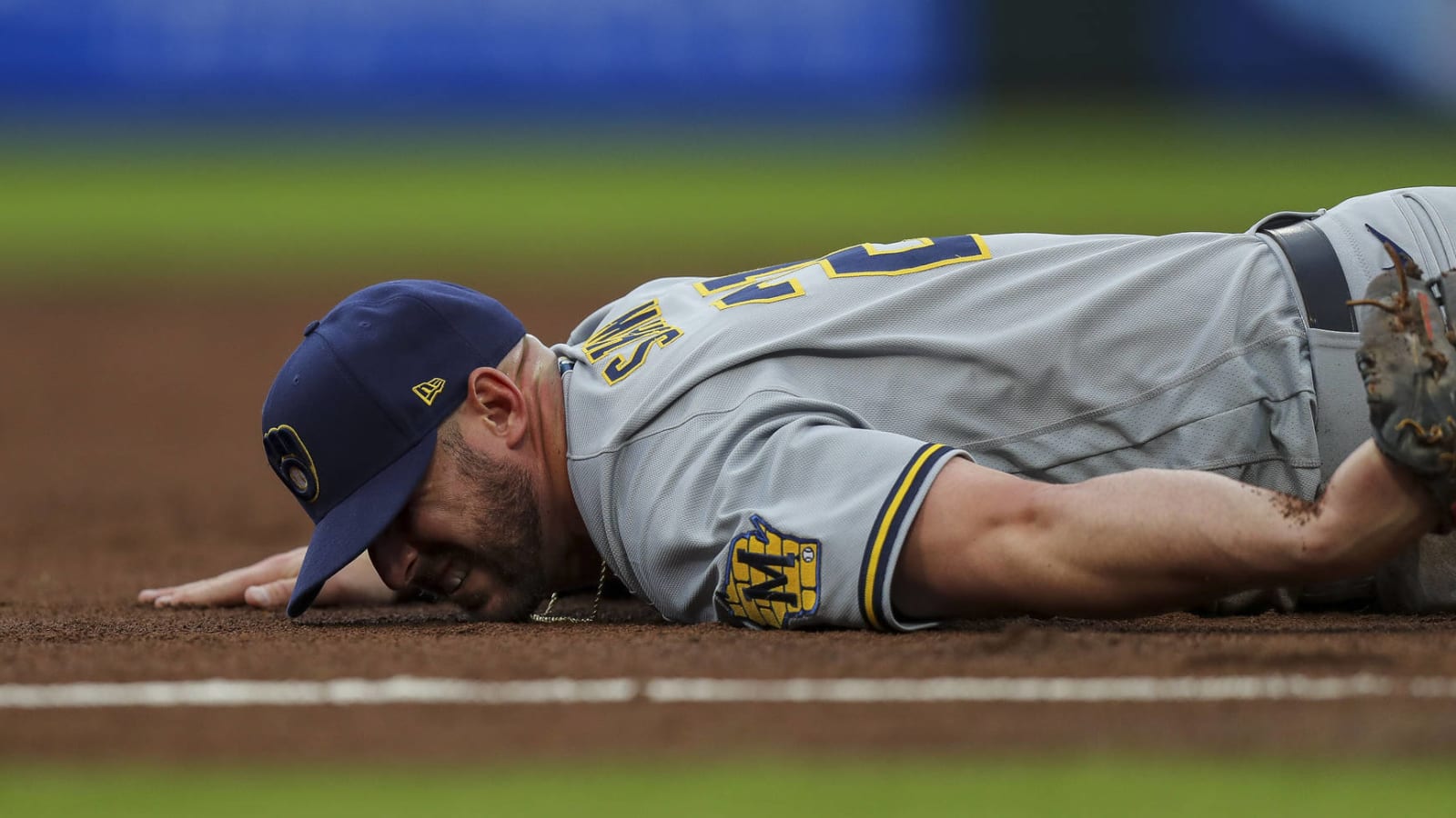 Brewers 3B Travis Shaw suffers dislocated shoulder