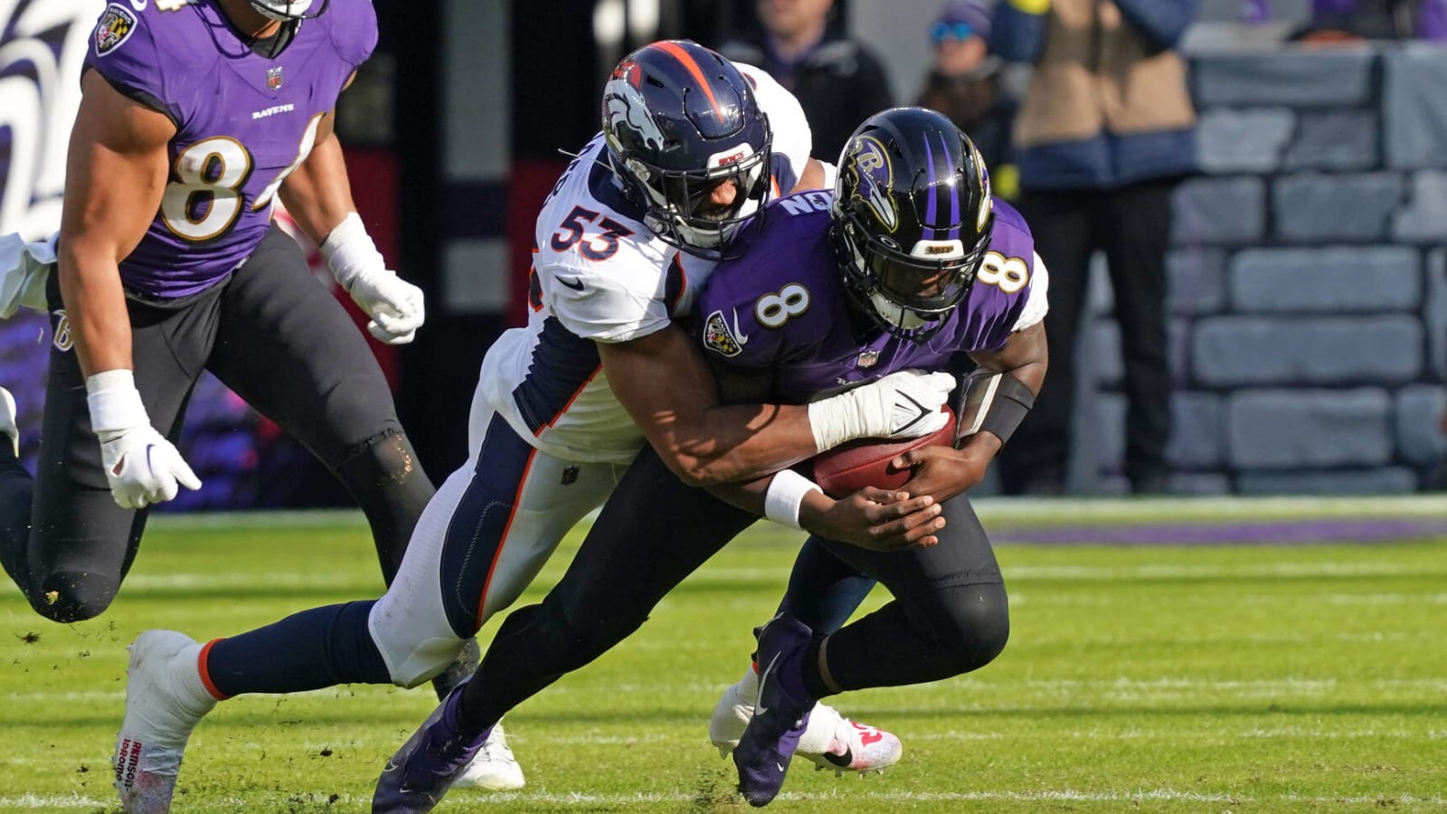 Lamar Jackson suffers knee injury in win vs Broncos | Yardbarker