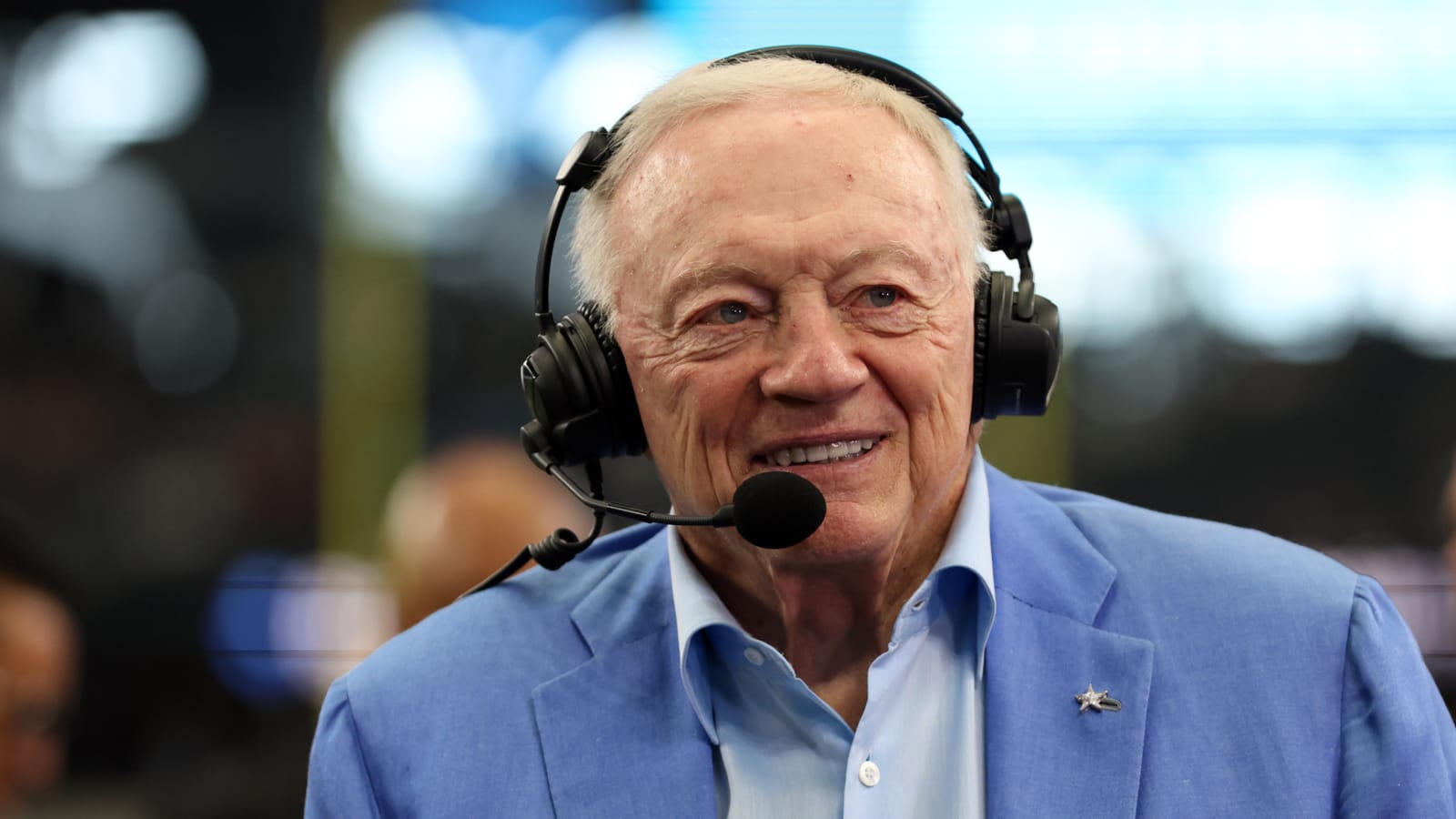 Watch: Jones makes helicopter landing at Cowboys practice