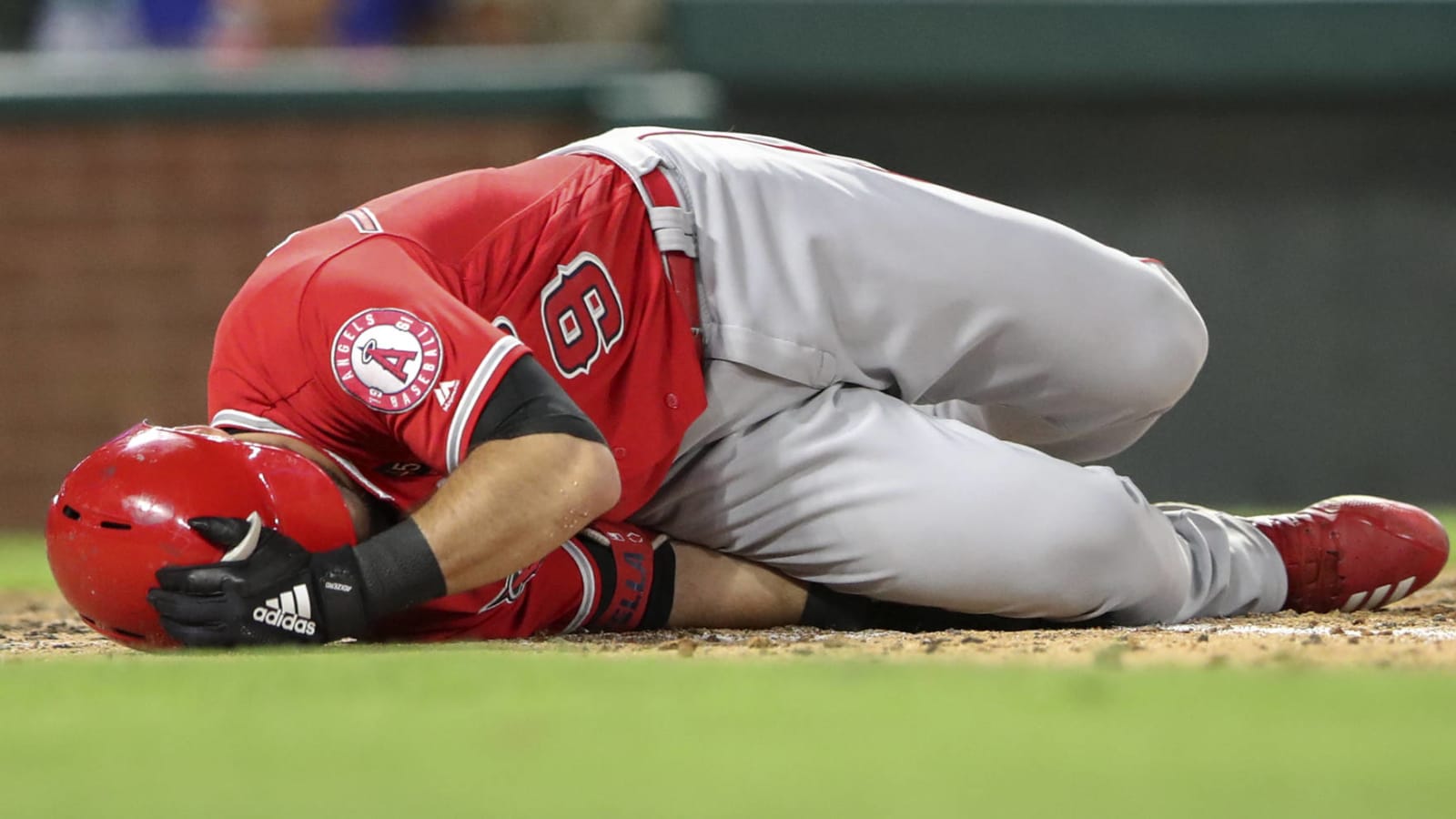 Tommy La Stella out eight to 10 weeks with tibia fracture