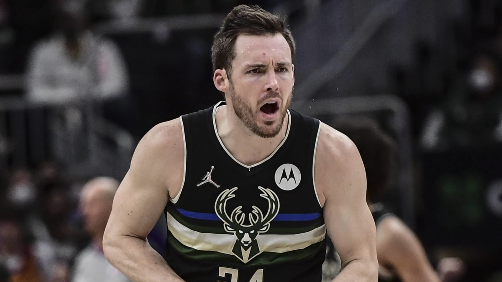 Bucks' Pat Connaughton to undergo surgery for hand fracture