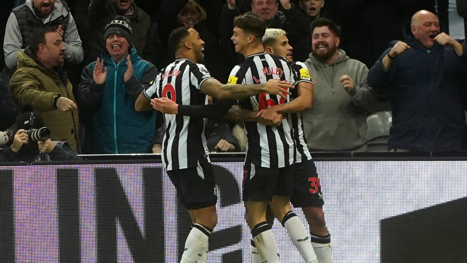(Video) Lewis Miley scores first Newcastle goal against 10-man Fulham