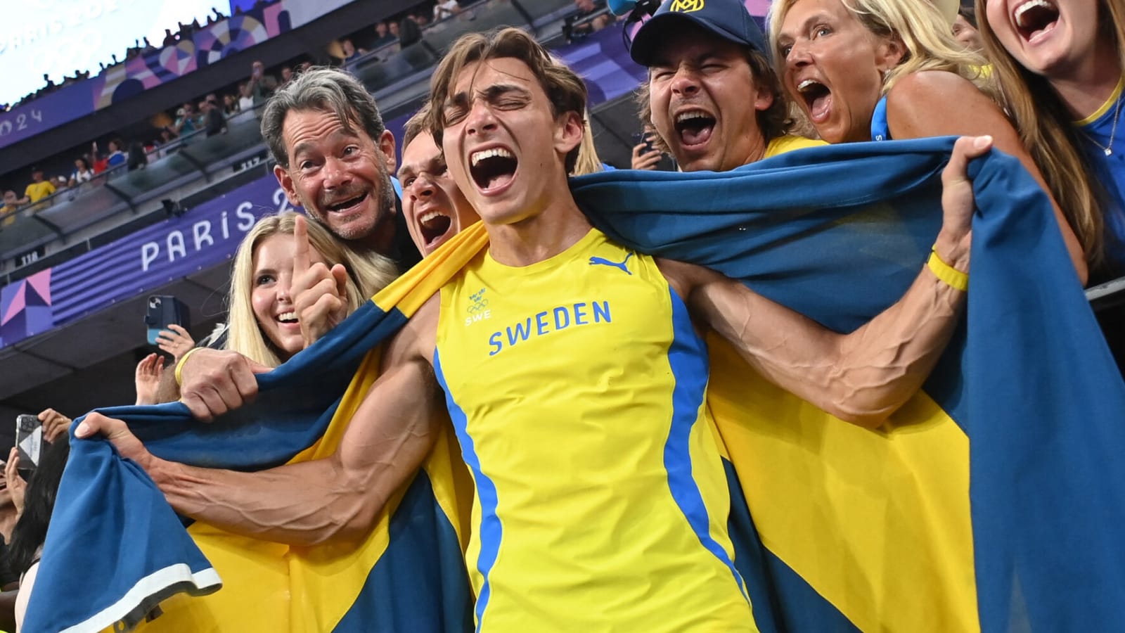 Former LSU star sets men's pole vault world record