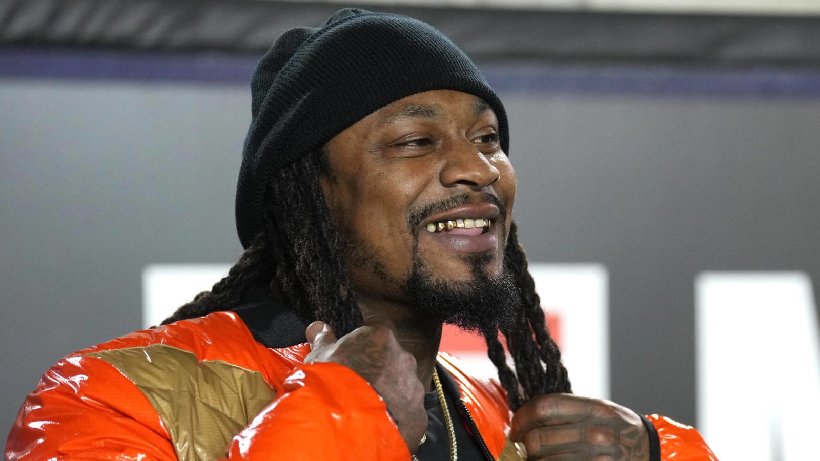 Watch: Marshawn Lynch hands out turkeys in middle of the street
