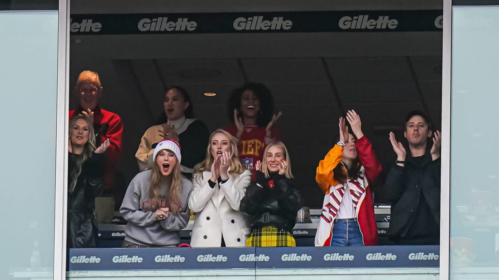 Watch: Taylor Swift screams at refs over Travis Kelce play