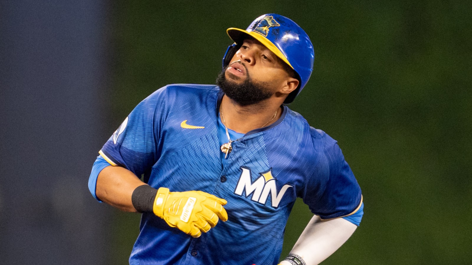 Gold Glove winner Carlos Santana reunites with old team in free agency