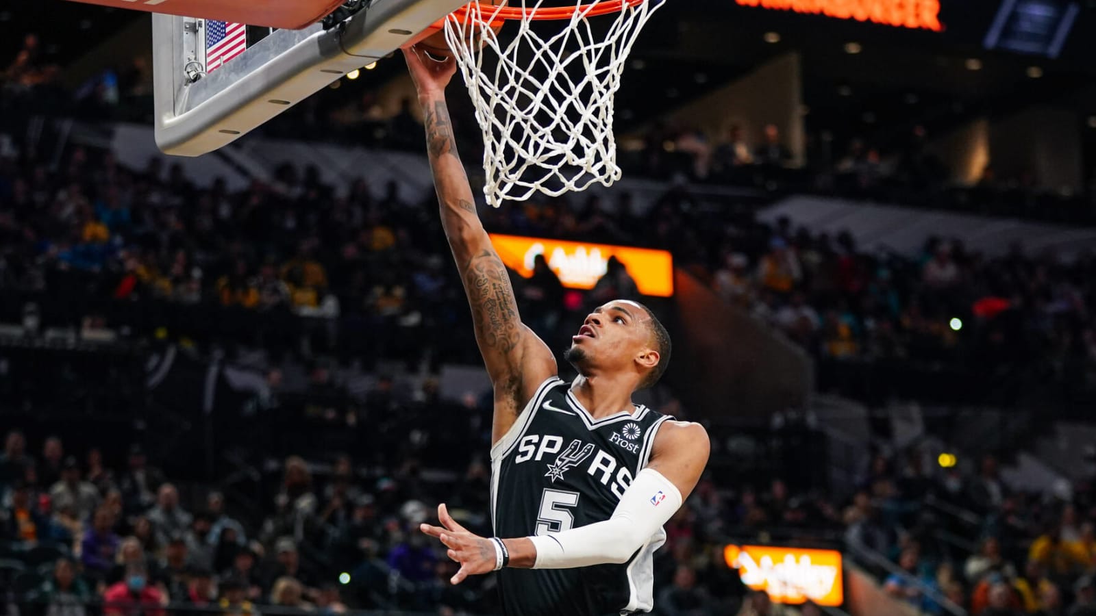 Spurs trading Dejounte Murray to Hawks for Danilo Gallinari