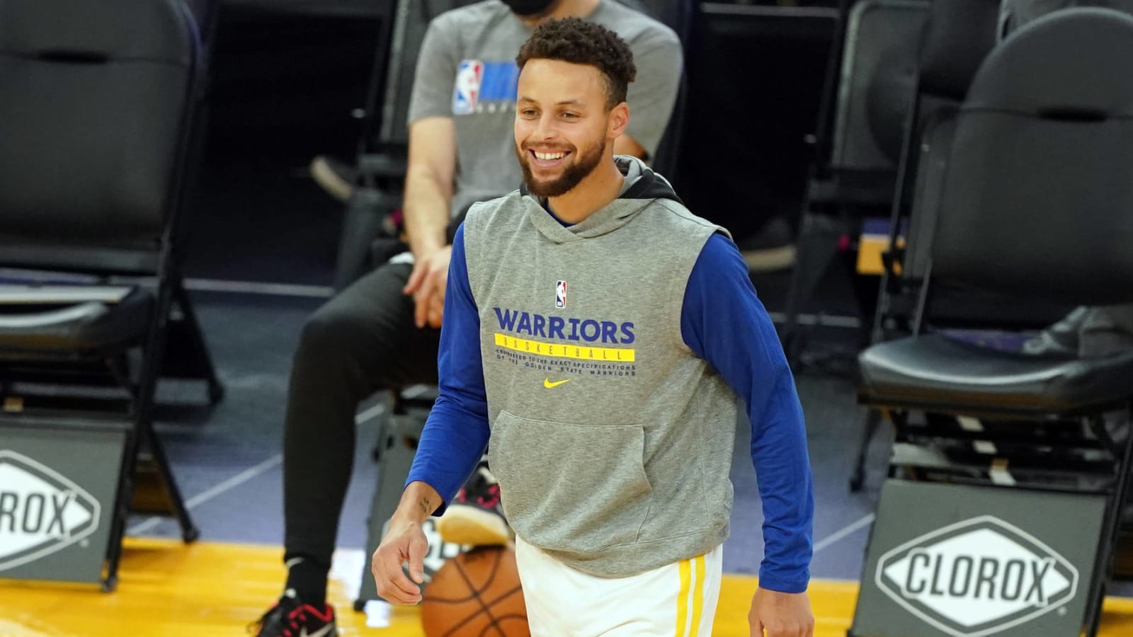 Steph Curry gifts Kamala Harris with custom Warriors jersey