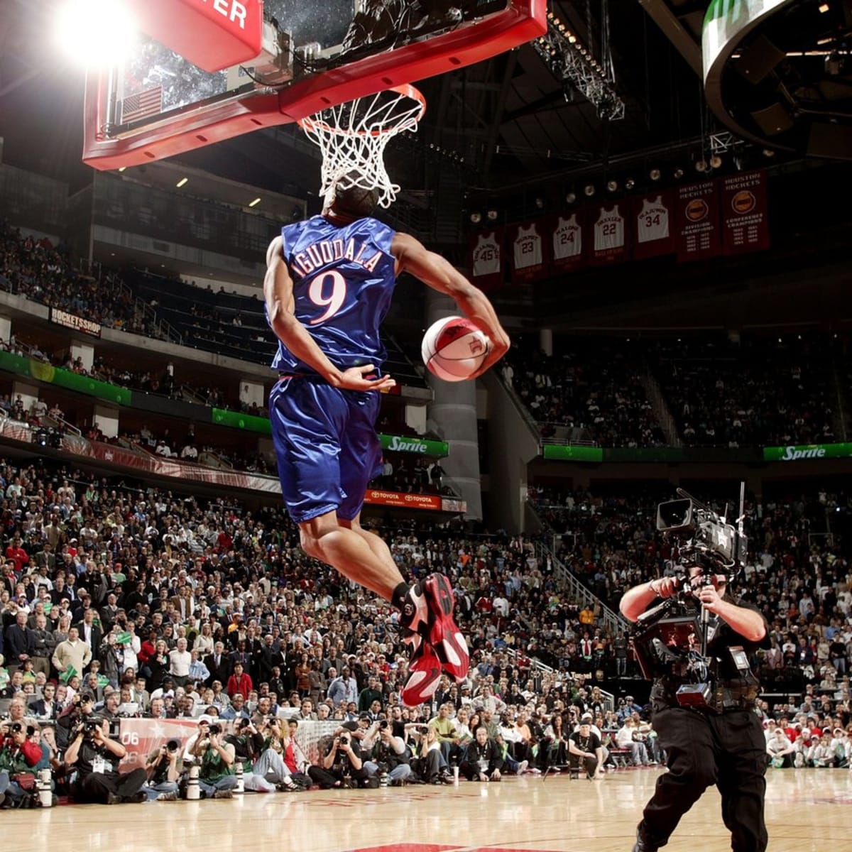 Tracy McGrady of the Toronto Raptors dunks against the Orlando Magic  News Photo - Getty Images