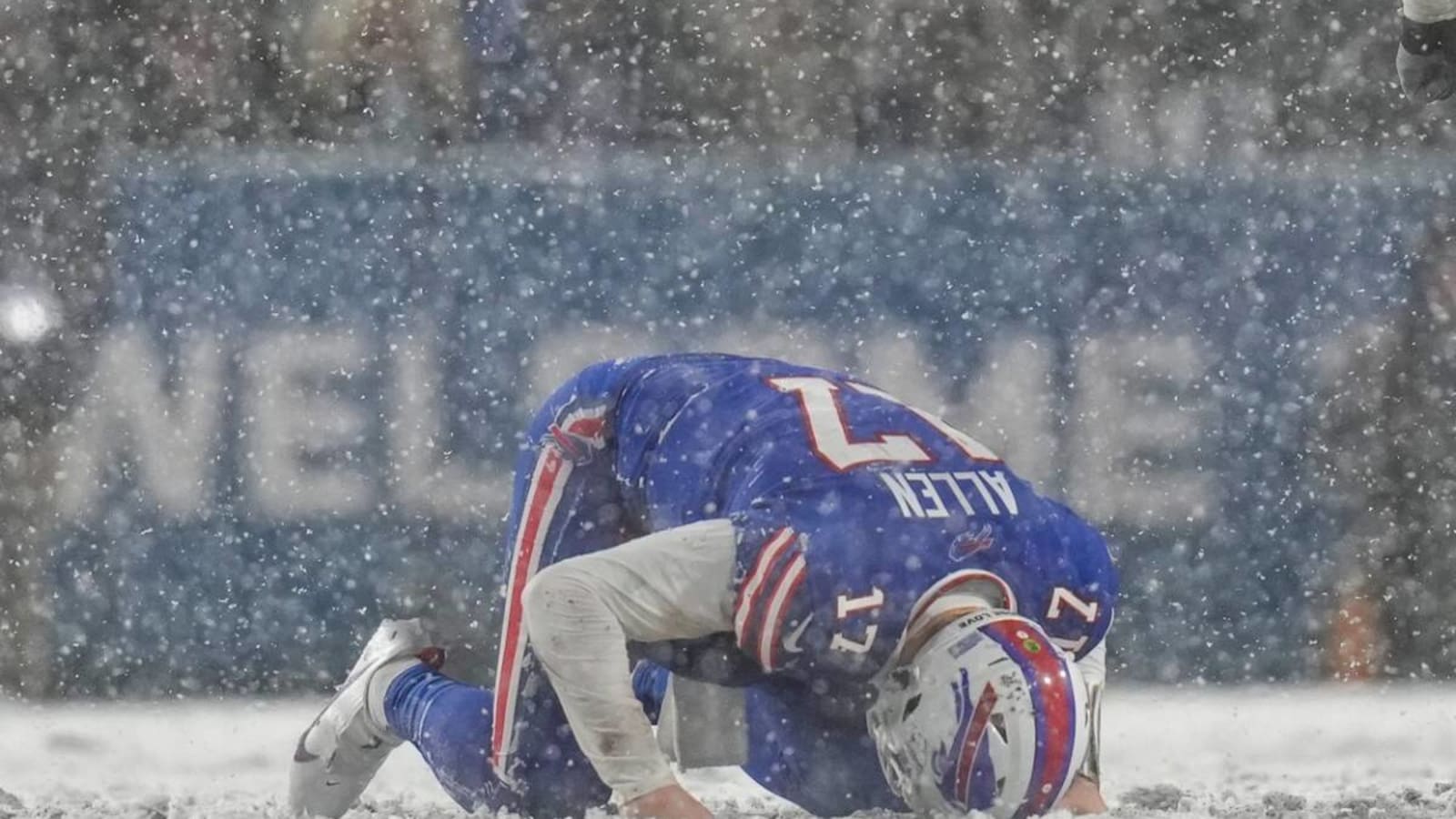 Bills O-Lineman Helps Stranded Driver In Snow Storm