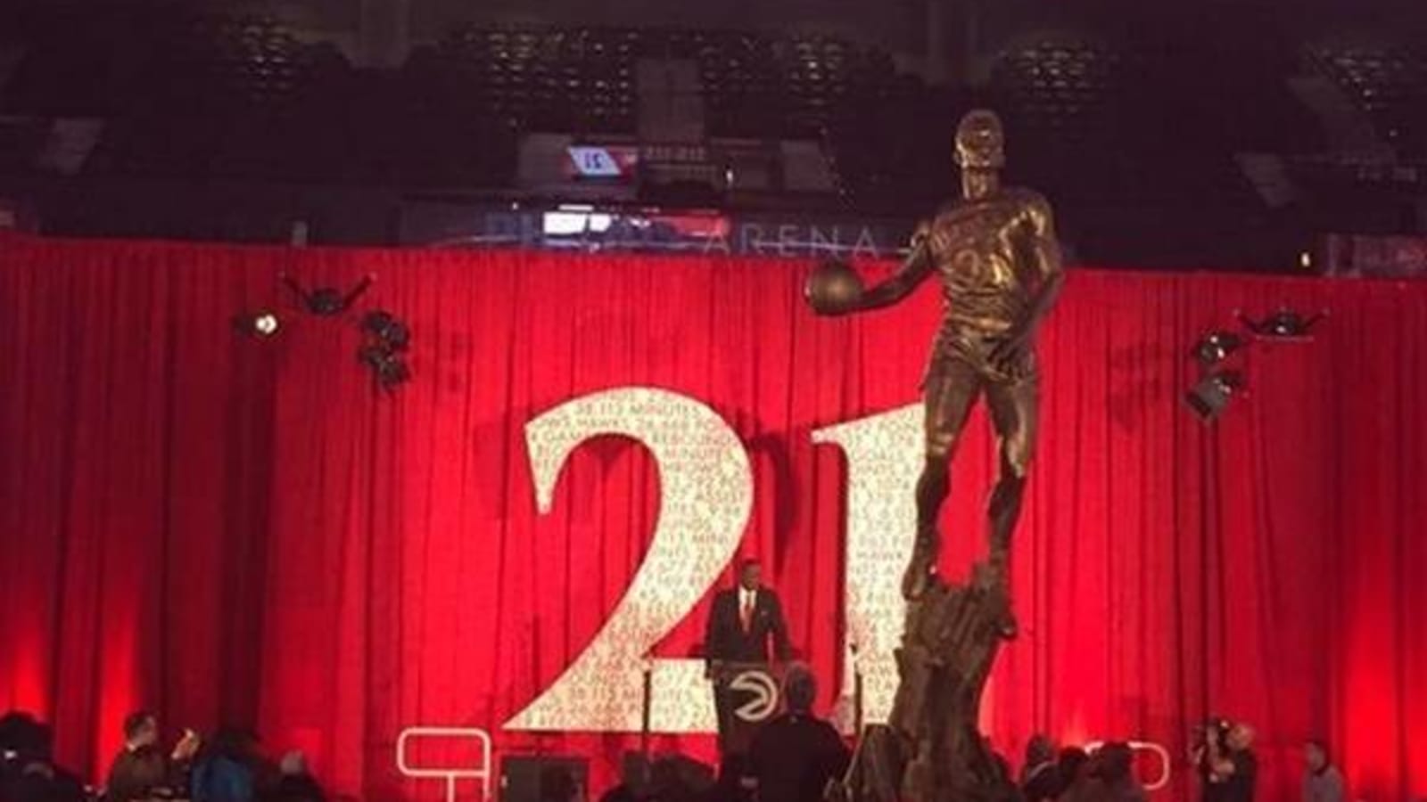 Larry Bird jokes about pose of Dominique Wilkins’ statue