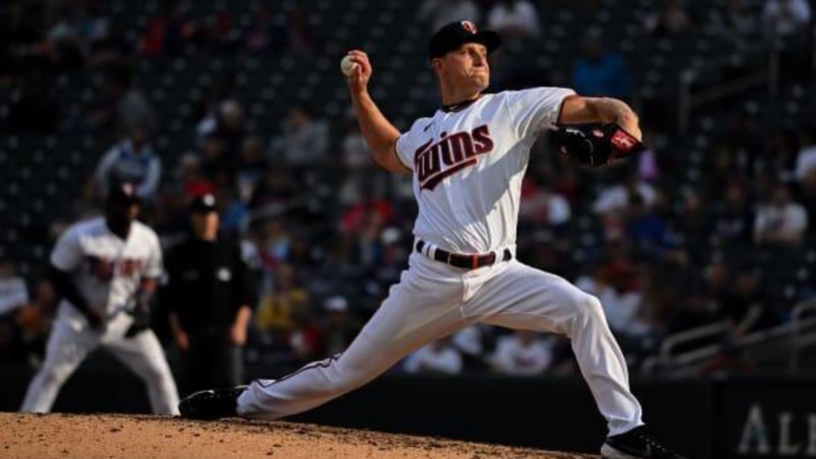  Giants re-sign former Twins reliever to minor-league deal