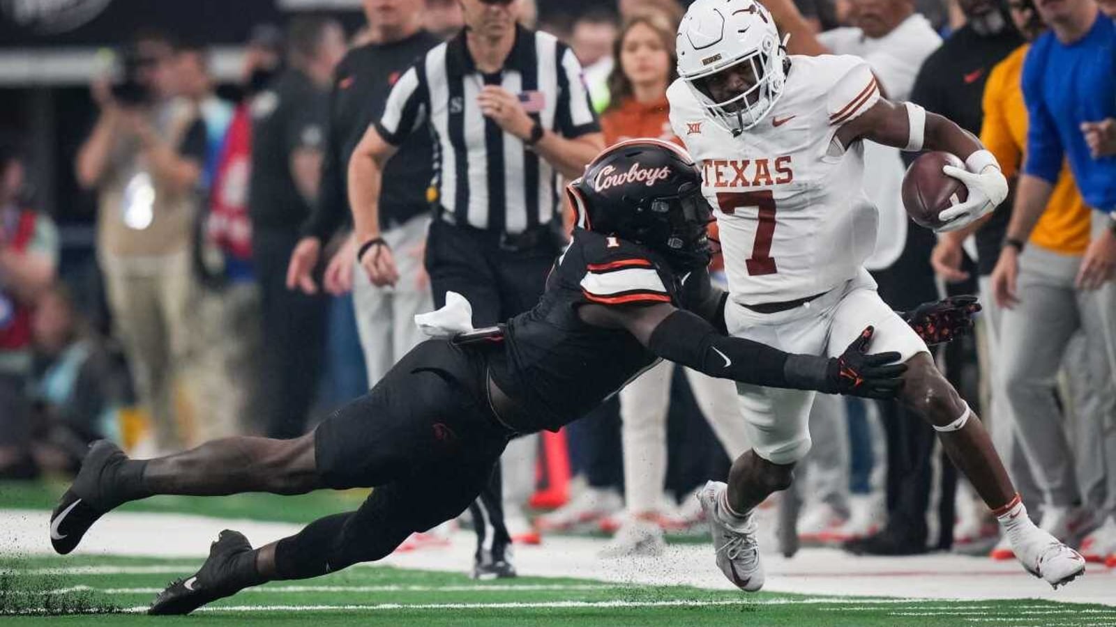 Watch: Keilan Robinson Breaks Off A Monster TD Run For The Texas Longhorns