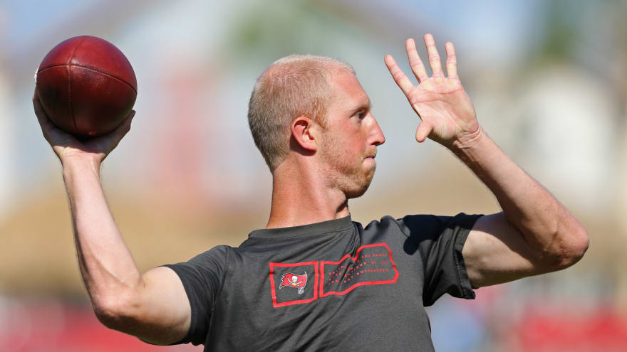 Mike Glennon Throws Out First Pitch At Cubs Game Yardbarker