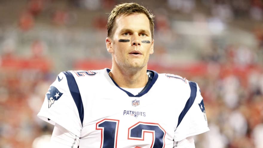 brett favre wearing tom brady shirt