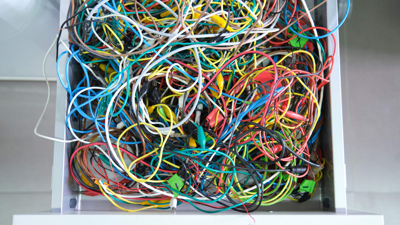 20 common household items you should throw out immediately