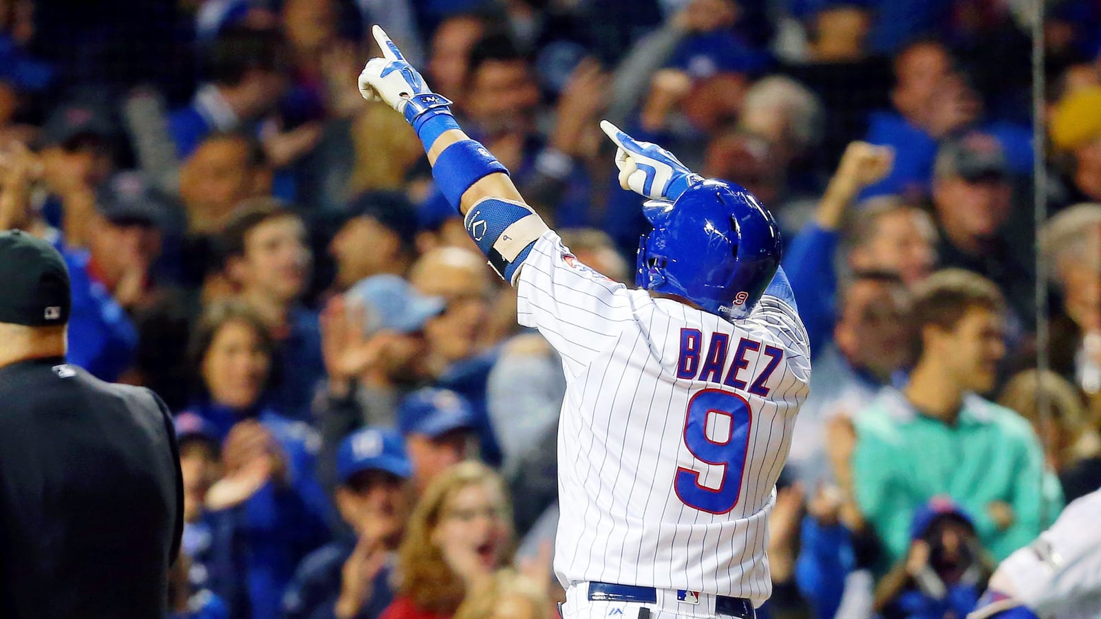 Javier Baez home run wins it for the Cubs and Bill Murray loved it