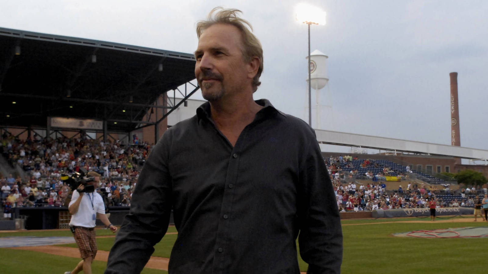 Kevin Costner expresses interest in making film about the Cubs