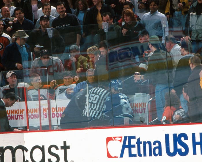 2001: Tie Domi fights fan in Philadelphia