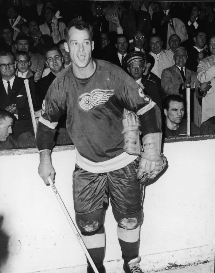 Gordie Howe sets the record