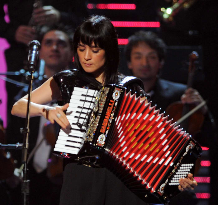 Julieta Venegas and the accordion tribute