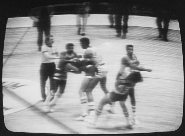 1977: Kermit Washington punches Rudy Tomjanovich