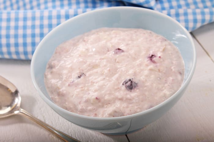 Oatmeal with blueberries and coconut