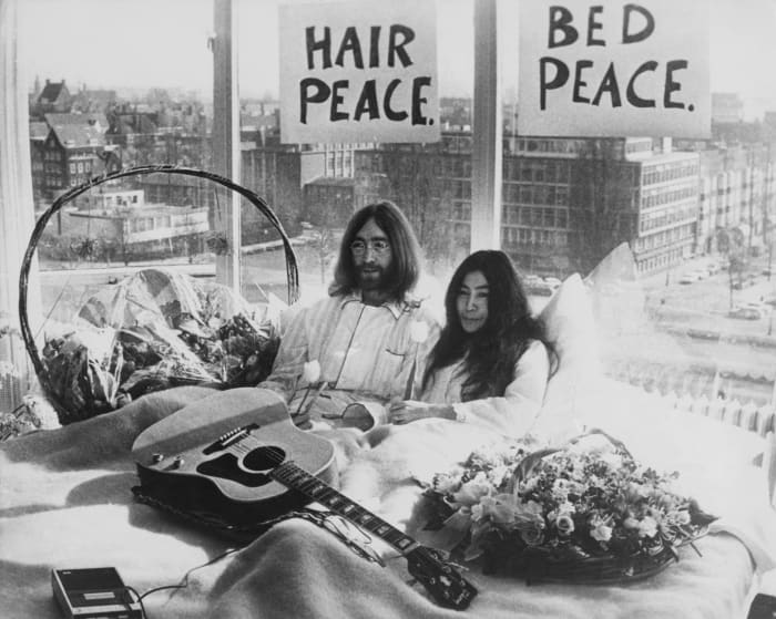 John Lennon meets Yoko Ono