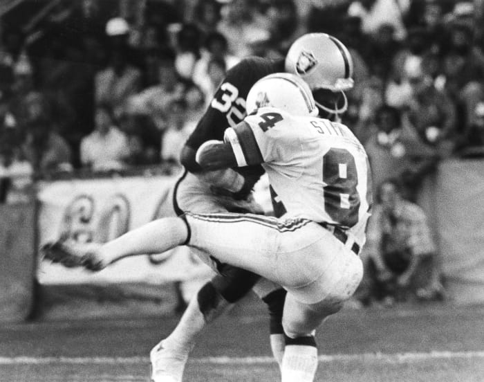 1978: Jack Tatum paralyzes Darryl Stingley