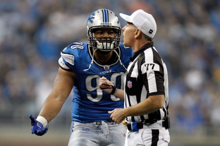 2011: Ndamukong Suh stomps on player