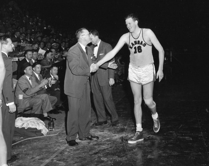 1952: Clyde Lovellette, Kansas