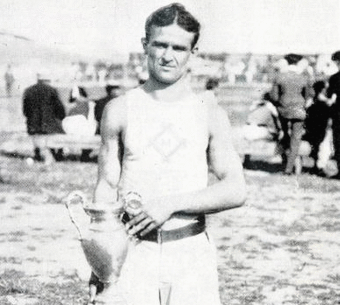 1904: Archie Hahn, USA