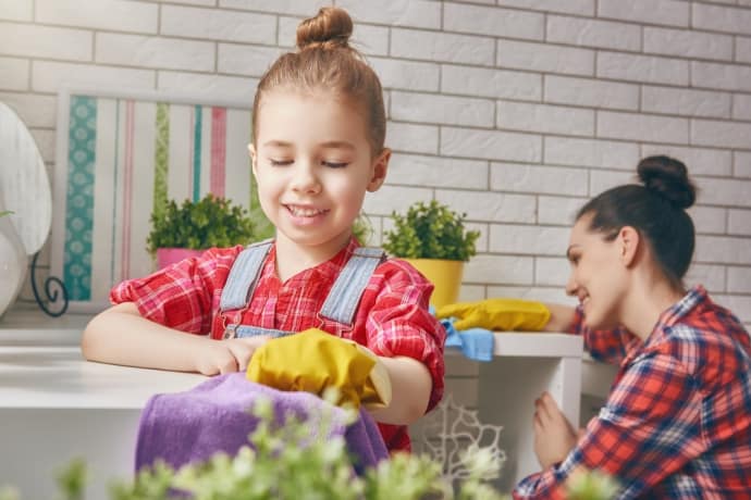 house-cleaning-tips-mom-and-kid.jpg Several Clever House Cleaning Hacks