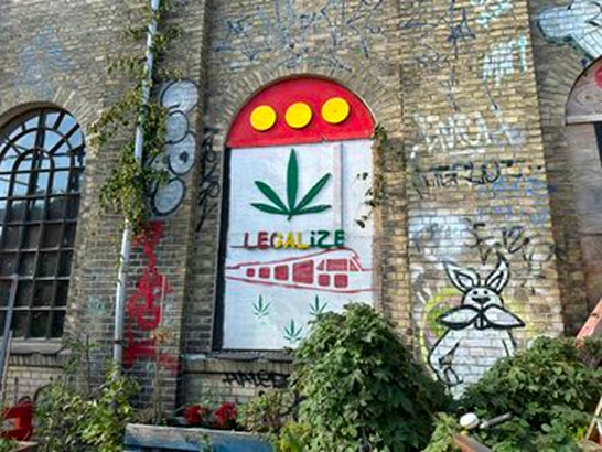 The inscription Legalize on the window of a building in Christiania and a drawn cannabis leaf.png