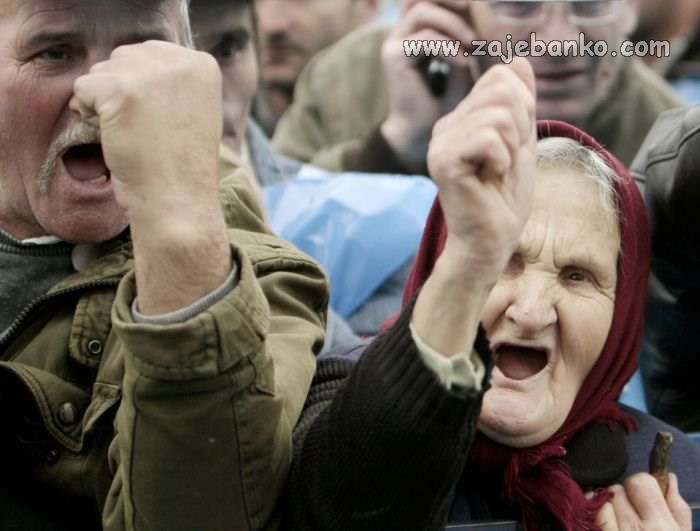 stara baba prosvjeduje