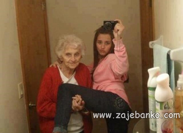 smiješan selfie s bakom