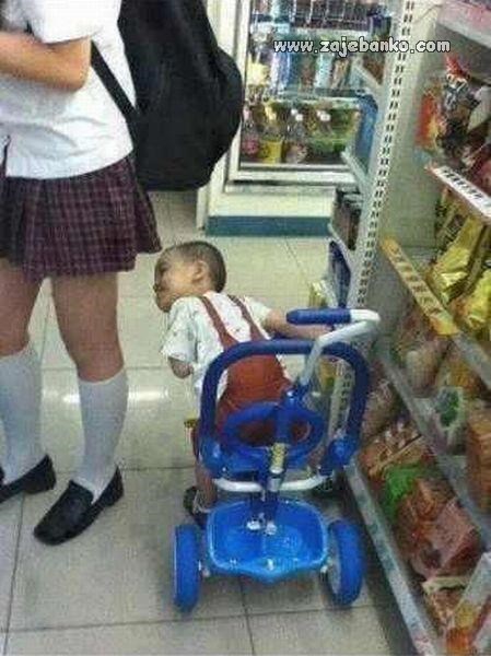 smiješan mali klinac