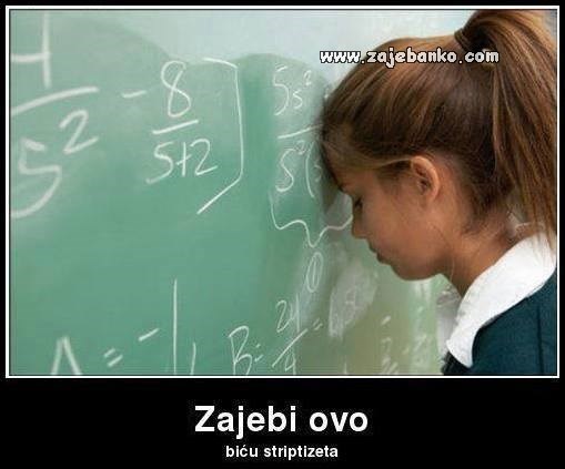 pred pločom u školi