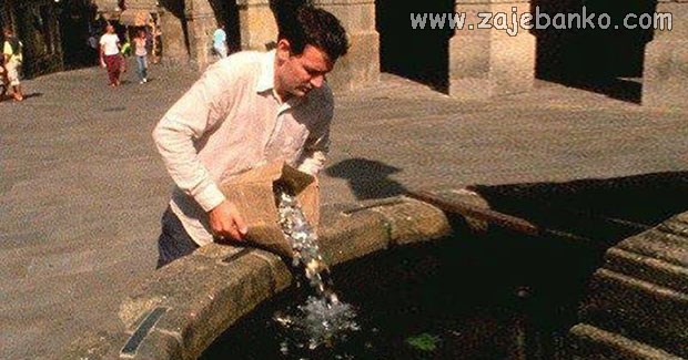 student na fontani želja uoči početka ispitnog roka
