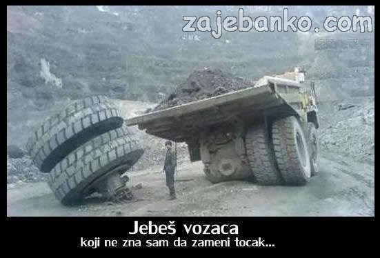 vozač mijenja gumu