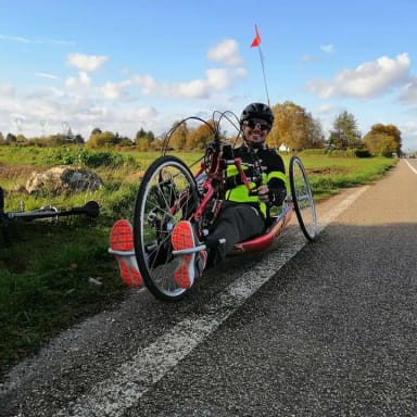 Continuons à aider Sébastien à maintenir sa mobilité, grâce à son handbike, une alternative au vélo classique, qui suscite l'achat et l'entretien d'accessoires particuliers