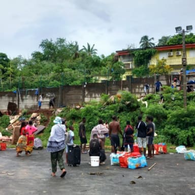 Aide humanitaire aux délogés du stade de Cavani (Mayotte)