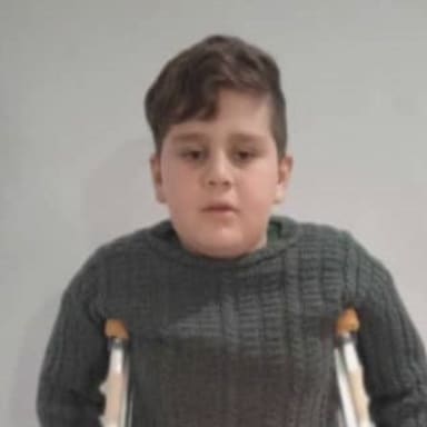 Adem, 10 ans, a besoin d'une opération chirurgicale pour pouvoir marcher