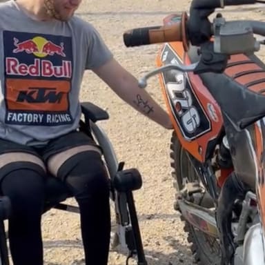Aider Jérémy à refaire de la moto