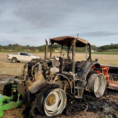 Aidons Antoine, jeune agriculteur dont le tracteur a brûlé