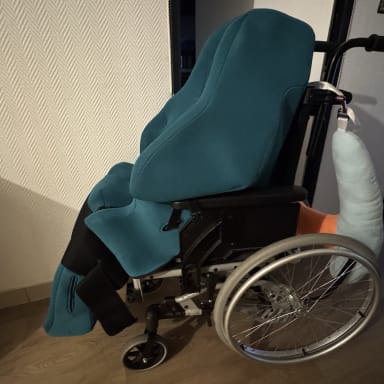 Un véhicule adapté pour transporter Abdoullatif en toute sécurité