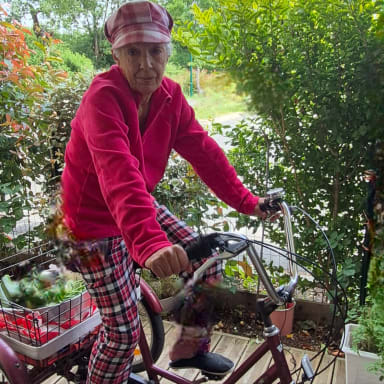 Un nouveau tricycle pour Mamie Fatima
